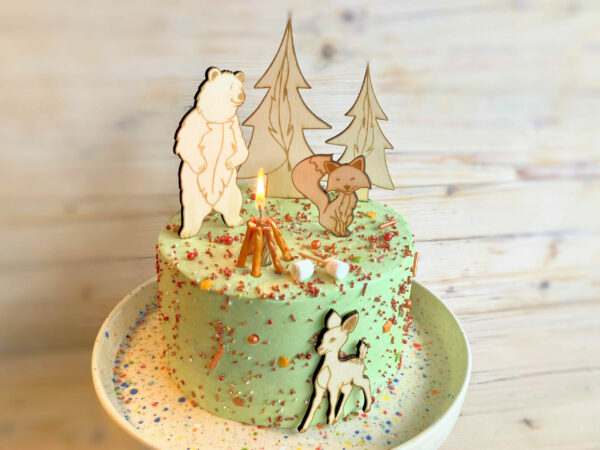 Eine Torte zum Kindergeburtstag, die federleicht gebacken den Zauberwald auf den Geburtstagstisch zaubert